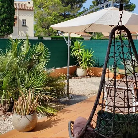 Апартаменти Beautiful With Terrace - Saint-raphael