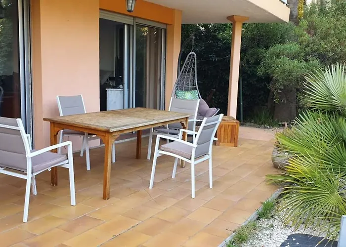 Апартаменты Beautiful With Terrace - Saint-raphael